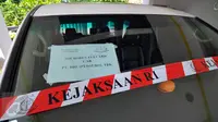 Garis kejaksaan terpasang pada mobil listrik yang terparkir di Gedung Kejaksaan Agung, Jakarta, Rabu (24/6). Penyidik Kejagung menyita 10 mobil listrik hasil pengadaan proyek gagal yang digagas mantan Menteri BUMN Dahlan Iskan. (Liputan6.com/Yoppy Renato)