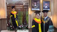 Tina Toon Jadi Wisudawan Terhormat  Universitas Terbuka (Sumber: Instagram/tinatoon101)