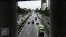 Pengendara melintasi Tol Dalam Kota di kawasan Jalan Gatot Subroto, Jakarta, Jumat (2/12). Terkait aksi super damai 212 yang digelar di kawasan Monas, sejumlah ruas jalan protokol Ibukota terlihat lengang. (Liputan6.com/Helmi Fithriansyah)
