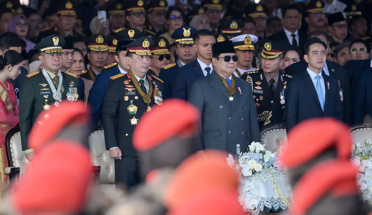 Presiden Prabowo Subianto memimpin sekaligus menjadi inspektur upacara Hari Ulang Tahun (HUT) ke-79 Bhayangkara yang diselenggarakan di Lapangan Monumen Nasional (Monas), Jakarta Pusat, pada Selasa 1 Juli 2025. (BAY ISMOYO/AFP)
