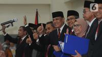Ketua KPK Firli Bahuri (tengah) berpose saat pisah sambut usai pelantikan di Gedung KPK, Jakarta, Jumat (20/12/2019). Acara ini dihadiri pimpindan dan Dewan Pengawas KPK. (merdeka.com/Dwi Narwoko)