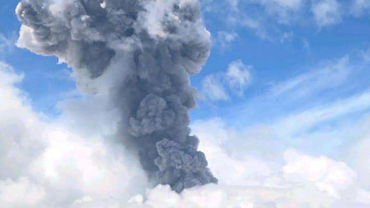 Gunung Ibu di barat laut Pulau Halmahera, Maluku Utara kembali mengalami erupsi pada Rabu (8/5/2024). Pusat Vulkanologi dan Mitigasi Bencana Geologi (PVMBG) melaporkan semburan abu vulkanik dari kawah Gunung Ibu mencapai ketinggian 1.500 meter. Foto: PV