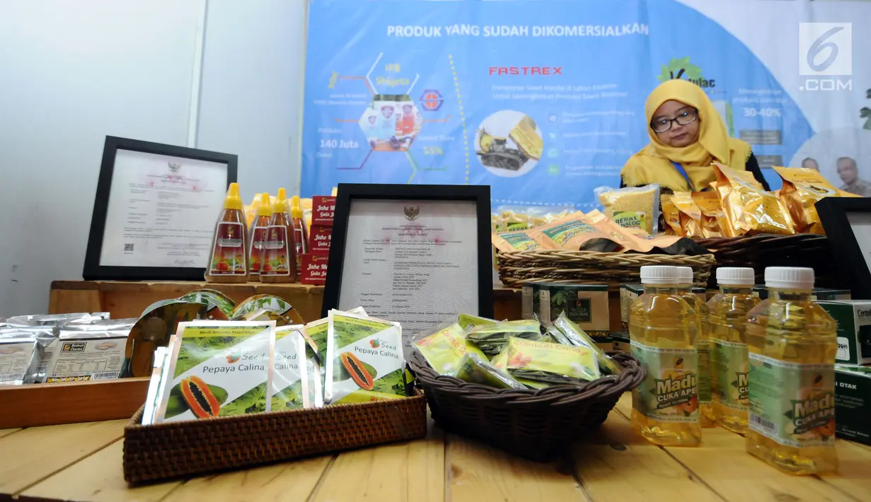 Beragam produk dipamerkan pada Pasar Inovasi dan Kreativitas di Graha Pengayoman, Jakarta, Selasa (31/10). Ajang ini untuk mengkomersialisasikan produk kekayaan intelektual pelaku bisnis. (Liputan6.com/Helmi Fithriansyah)