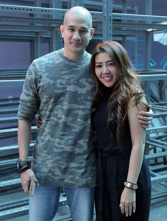 "Maunya punya anak kembar empat," ujar May Lee yang saat itu ditemani Okan Kornelius. (Deki Prayoga/Bintang.com)