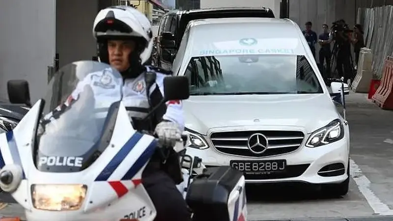 Mobil jenazah Singapura membawa Robert Mugabe ke bandara untuk diterbangkan ke Zimbabwe. (AFP)