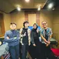 Eka Gustiwana dan Inas Hafizhah berpose bersama di sela produksi jingle Wonderful Indonesia. (dok. Instagram @hafizhahinas/https://www.instagram.com/p/CxLbLzbvbb-/?img_index=1/Dinny Mutiah)