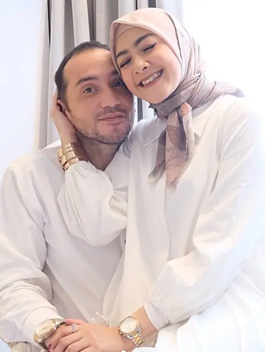 Sebagai seorang istri, Richa Novisha menjadi sosok yang banyak dikagumu banyak orang. Sebagai istri dianggap sabar dalam menghadapi cobaan rumah tangga, ia pun menuai banyak pujian dari netizen. Kini sejak Gary sembuh dari penyakitnya keduanya terlihat makin kompak bersama buah hatinya. (Liputan6.com/IG/@richaiskak)