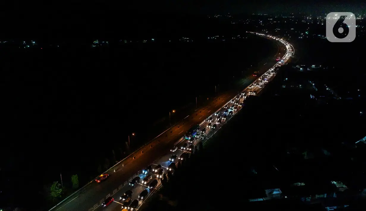 Pada Kamis (20/4) dini hari atau dua hari jelang Hari Raya Idul Fitri 1444 H, ribuan kendaraan antre memasuki kawasan Pelabuhan Merak, Banten. (Liputan6.com/Faizal Fanani)
