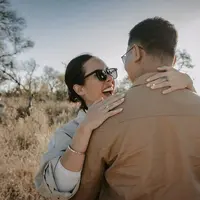 Darma Mangkuluhur Melamar Kekasihnya Patricia Schuldtz di Savana Afrika Selatan. [@darmamh]