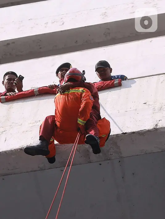 Petugas pemadam kebakaran mengevakuasi korban saat simulasi kebakaran di Plaza Semanggi, Jakarta, Rabu (11/12/2019). Simulasi  tersebut dilakukan untuk memberikan pelatihan dan kesigapan menghadapi situasi darurat seperti kebakaran, gempa bumi dan lain-lain. (Liputan6.com/Angga Yuniar)