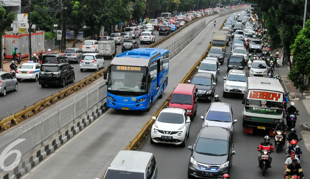 Bus Transjakarta melintas dengan lancar di Jalan Mampang Prapatan, Jakarta, Selasa (14/6/2016). Untuk menjaga jalur Transjakarta tetap steril, Dishub DKI Jakarta mengerahkan puluhan petugas. (Liputan6.com/Yoppy Renato)