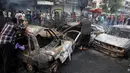 Sejumlah mobil hangus terbakar usai terkena aksi bom bunuh diri di kawasan ramai di sekitar pusat perbelanjaan Karrada di Baghdad, Irak, (3/7). Serangan bom bunuh diri tersebut dilakukan dengan menggunakan mobil. (REUTERS/Khalid al Mousily)