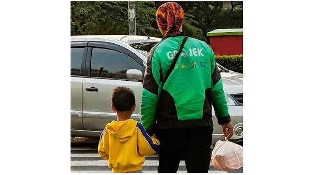 Potret Driver Ojek Online Bawa Anak Saat Bekerja Ini Bikin Haru