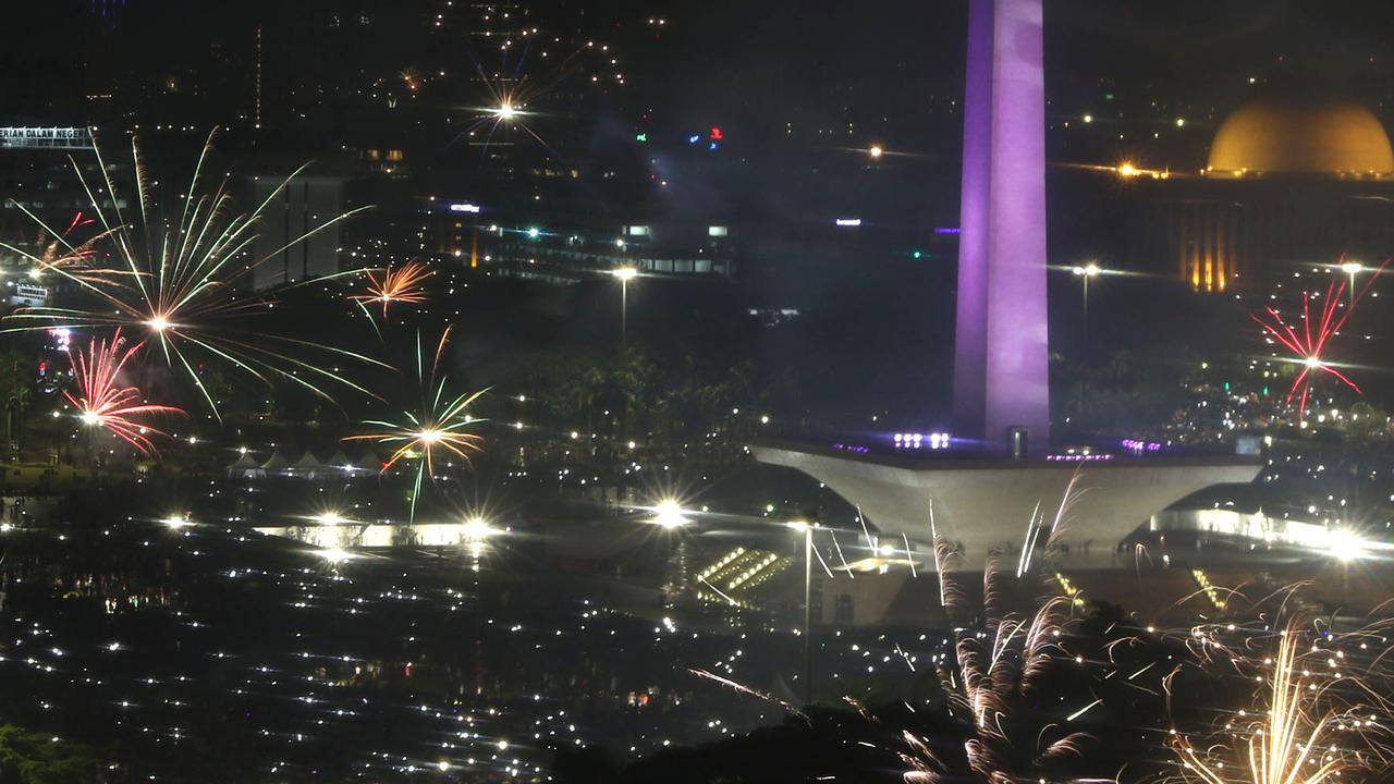 Diguyur Hujan, Kembang Api Sambut Pergantian Tahun di Monas