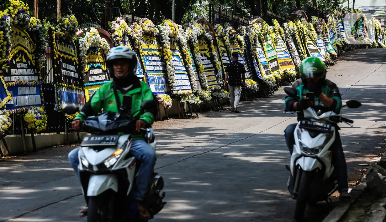 Karangan bunga ucapan belasungkawa atas wafatnya Ketua Dewan Pers Azyumardi Azra terlihat di rumah duka Perumahan Puri Laras 2, Ciputat, Tangerang Selatan, Banten, Senin (19/9/2022). Azyumardi Azra meninggal dunia di Rumah Sakit Kedah, Selangor, Malaysia, 18 September 2022 pukul 12.30 waktu setempat. (Liputan6.com/Johan Tallo)
