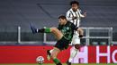 Pemain Juventus, Weston McKennie, berebut bola dengan pemain Ferencvaros, Lasha Dval, pada laga Liga Champions di Turin, Rabu (25/11/2020). Juventus menang dengan skor 2-1. (Marco Alpozzi/LaPresse via AP)