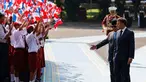 Presiden Republik Indonesia Prabowo Subianto (kedua kanan) bersama Presiden Prancis Emmanuel Macron melihat anak-anak sekolah yang mengibarkan bendera kedua negara dalam rangkaian upacara penyambutan di Istana Merdeka, Jakarta, Rabu 28 Mei 2025. (Ludovic MARIN/AFP)