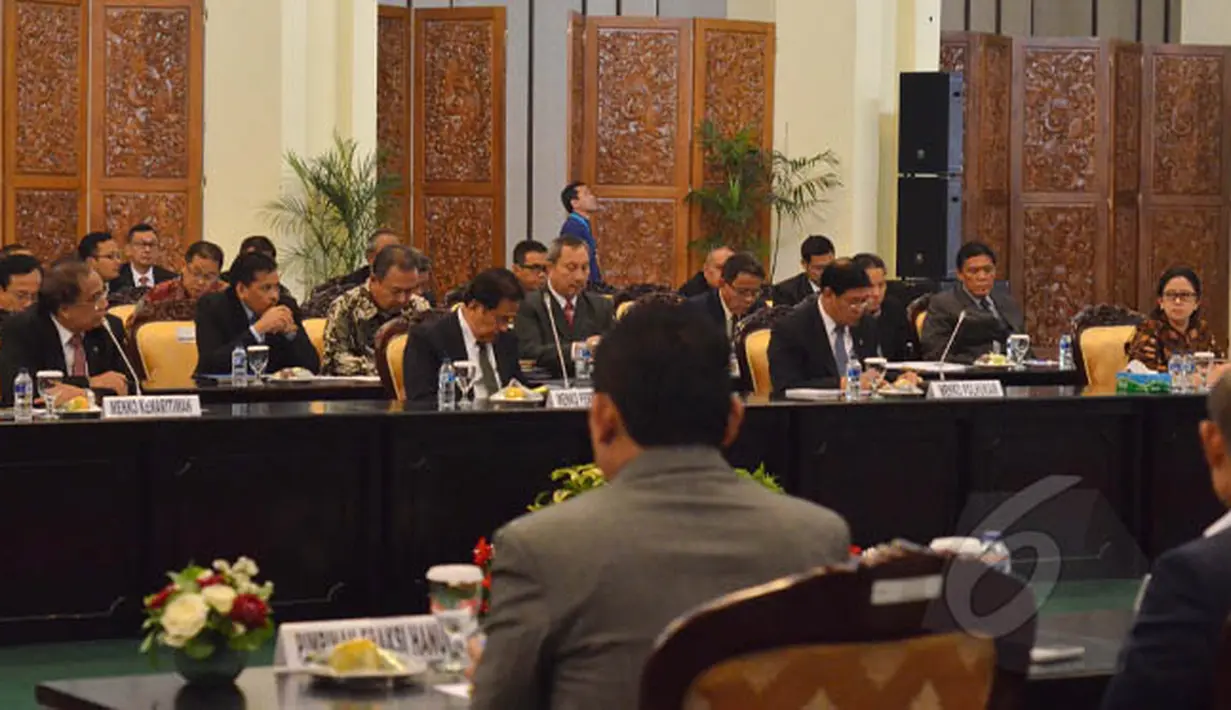 Suasana rapat konsultasi empat menteri koordinator bersama pimpinan DPR untuk membahas Anggaran Pendapatan dan Belanja Negara Perubahan (APBNP) tahun 2015 di Jakarta, Selasa (3/1). (Liputan6.com/Andrian M Tunay)