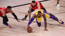 Pebasket LA Lakers, LeBron James, berebut bola dengan pebasket Houston Rockets pada semifinal playoff NBA di ESPN Wide World Sports, Orlando, Jumat (11/9/2020). LA Lakers menang 110-100 atas Houston Rockets. (AFP/Michael Reaves/Getty Images)