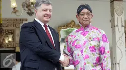 Presiden Ukraina, Petro Poroshenko berjabat tangan Sultan HB X di kraton kesultanan Yogyakarta (6/8). Usai ke kraton, Petro Poroshenko rencananya akan mengunjungi Candi Borobudur dan Prambanan. (Liputan6.com/Boy Harjanto)