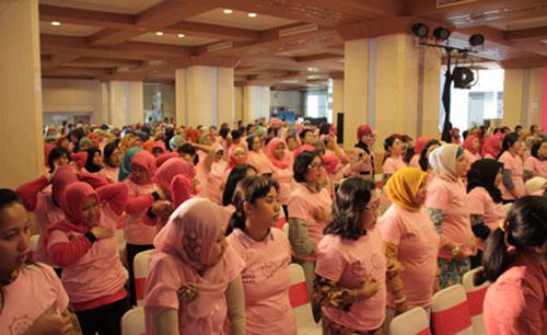 Pegawai Perempuan Pemerintah Provinsi DKI Jakarta melakukan SADARI | copyright Vemale.com