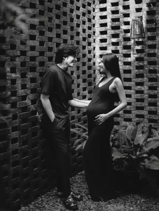 Keduanya kembali tampil serasi dalam maternity shoot terbaru bernuansa hitam putih [@angga]