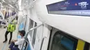 Suasana di dalam kereta MRT yang menuju stasiun Lebak bulus Jakarta, Senin (25/2). Pada 5 Maret nanti pihak Kereta MRT akan membuka pendaftaran untuk uji coba umum. Dengan begitu, masyarakat bisa mengikuti progres pembangunan. (Liputan6.com/Angga Yuniar)