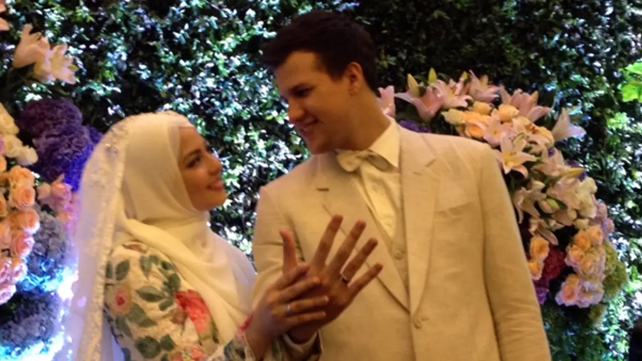Bahagianya Stuart Collin dan Risty Tagor Saat Resepsi Pernikahan