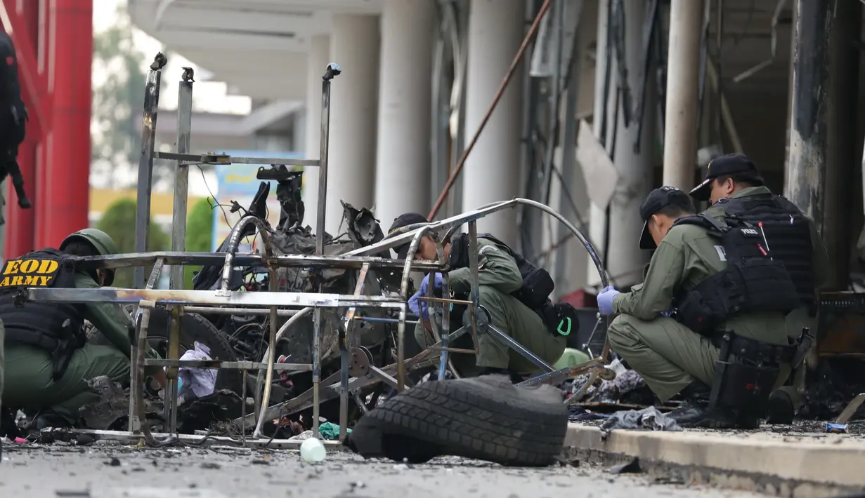 Tentara Thailand melakukan olah tempat kejadian perkara (TKP) ledakan bom mobil di sebuah supermarket di Kota Pattani, Thailand, Rabu (10/5). (AFP Photo/Tuwaedaniya Meringing)