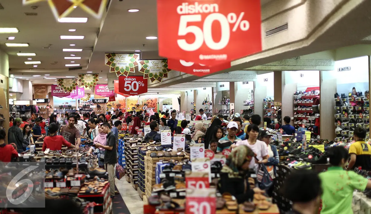 Suasana di salah satu pusat perbelanjaan di Jakarta, Senin (3/7). H-2 Lebaran, sebagian pusat perbelanjaan masih dipadati pembeli yang mencari keperluan seperti pakaian dan celana. (Liputan6.com/Faizal Fanani)
