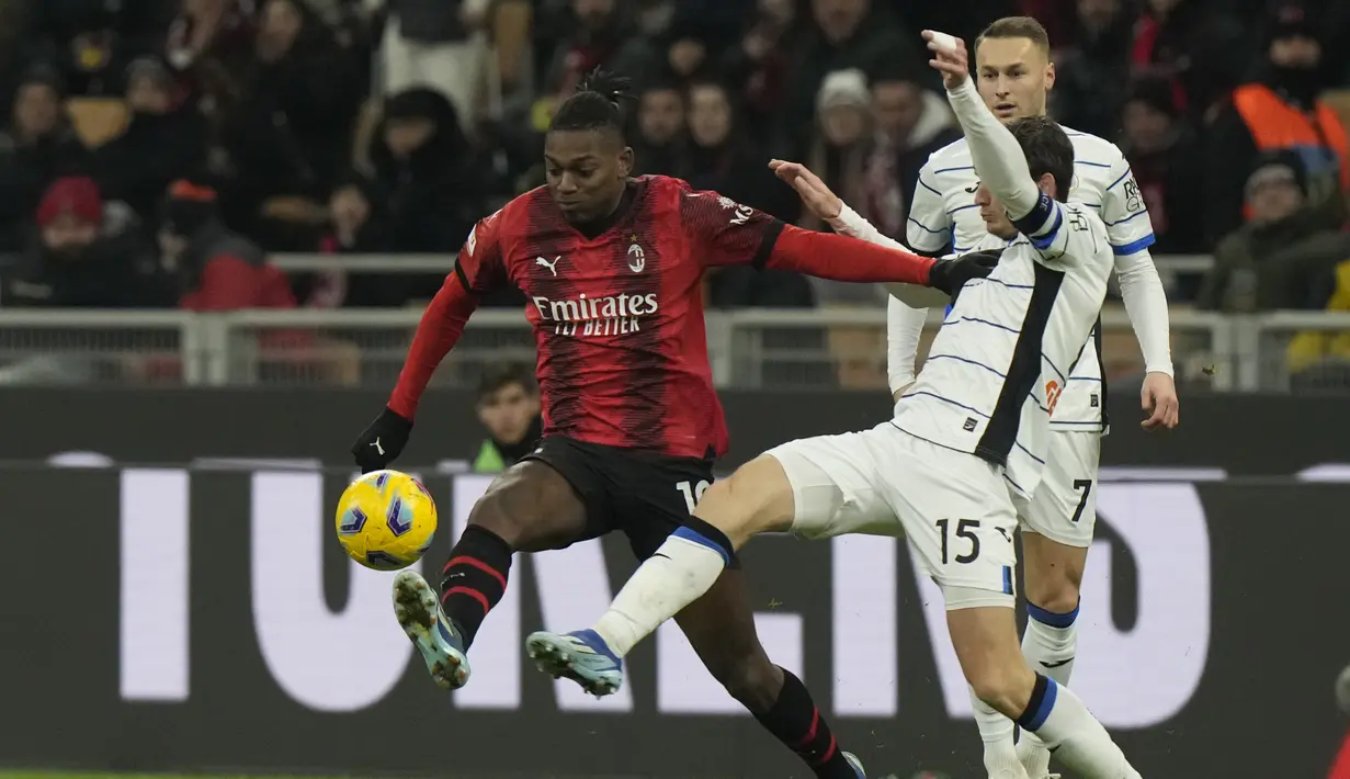 Gol Milan datang dari Rafael Leao (45') yang dibalas oleh gol Teun Koopmeiners (45+2') tidak lama kemudian. (AP Photo/Luca Bruno)