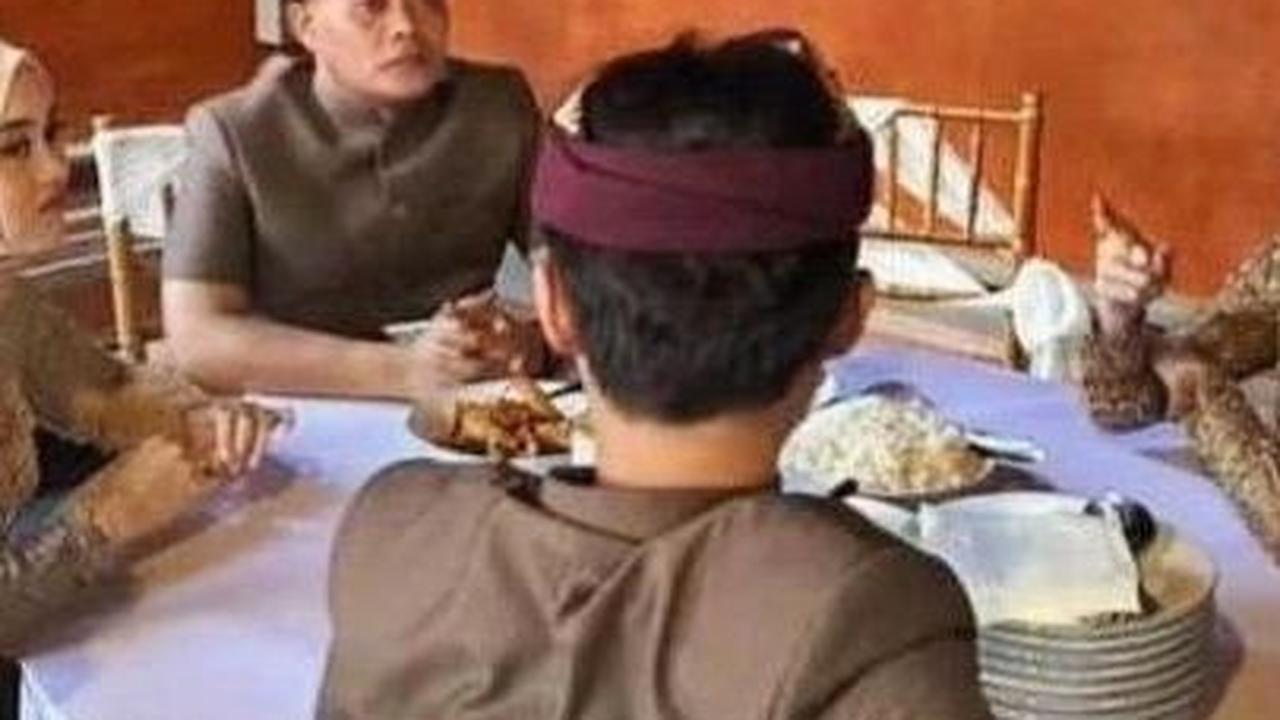 Ketika duduk untuk makan, Jeffry berada di kursi keluarga inti.