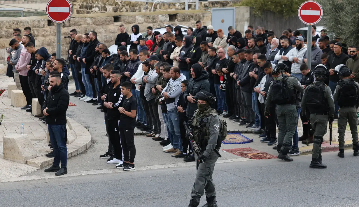 Pasukan Pertahanan Israel (IDF) sebelumnya diberitakan melarang warga Palestina memasuki Masjid Al-Aqsa di Yerusalem Timur yang diduduki. (AHMAD GHARABLI/AFP)