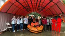BRI Peduli menyalurnan bantuan berupa 1 (satu) unit perahu karet beserta pelampung yang disalurkan langsung di Posko Bencana Badan Penanggulangan Bencana Daerah (BPDB) Kota Padang. Selain itu, BRI Peduli juga membagikan berupa ribuan paket makanan cepat saji bagi warga terdampak khsusunya di wilayah Lubuk Minturun, Kecamatan Koto Tangah, Kota Padang. (Sumber: BRI Peduli)