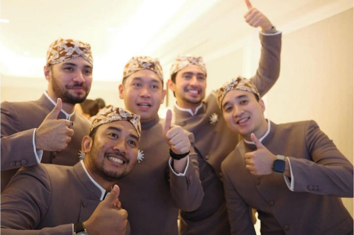 7 Potret Bahagia Refal Hady Saat Jadi Groomsman di Pernikahan Dewi Paramita