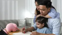 Gerakan Ayah Mengambil Raport: Peran Sederhana Bapak yang Berdampak Besar pada Prestasi Anak