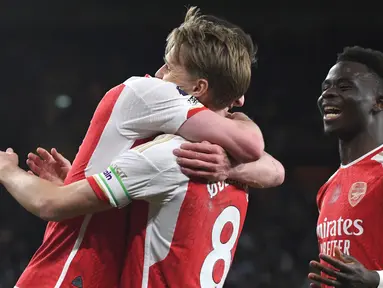 Pemain Arsenal Martin Odegaard (tengah) merayakan dengan rekan setimnya setelah mencetak gol kedua timnya selama pertandingan sepak bola Liga Premier Inggris melawan Wolverhampton Wanderers di Stadion Molineux, Inggris, Sabtu, 20 April 2024. (AP Photo/Rui Vieira)