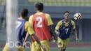 Pemain Semen Padang, cassio de Jesus, saat mengikuti sesi latihan di Stadion Patriot, Bekasi, Jumat (19/05/2017). Latihan tersebut merupakan persiapan jelang lawan Bhayangkara FC. (Bola.com/M Iqbal Ichsan)