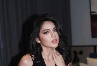 Wajah Davina Karamoy dipulas dengan kontur yang cukup tegas pada hidung dan rahang [@davinakaramoy]