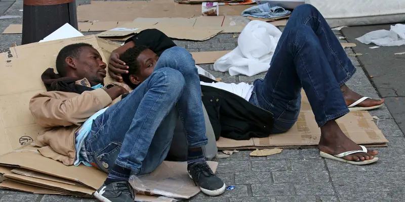 20160906-Nasib Imigran Tidur di Jalanan Kota Paris-Prancis