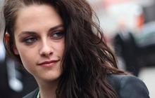 Kristen Stewart pakai sepatu kets (lagi) ke red carpet!