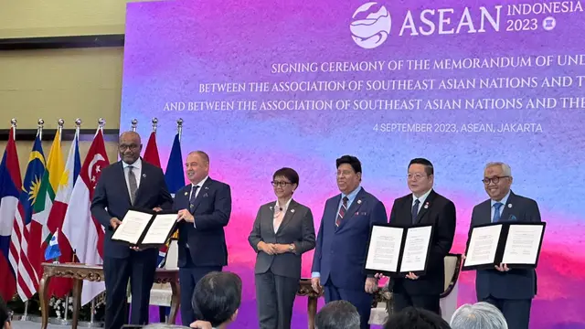 Penandatanganan Nota Kesepahaman (MoU) antar-Sekretariat antara ASEAN dengan IORA dan PIF yang dilakukan di sela-sela KTT ke-43 ASEAN di Kantor Sekretariat ASEAN, Jakarta, Senin (4/9/2023). (Liputan6/Benedikta Miranti)