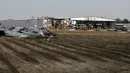 Puing mengotori tanah di dekat bangunan pertanian yang rusak parah akibat tornado pada Rabu, 19 Juli 2023, di Rocky Mount, N.C. (AP Photo/Chris Seward)
