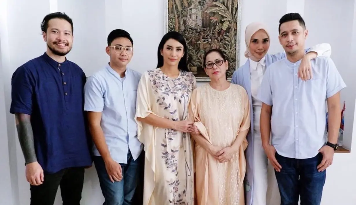 "Jadinya karena lebaran kita semua sehat satu keluarga baru ketemu. Aku dan suami juga sehat, makanya berani lebaran sama orangtua," jelasnya. (Instagram/tyasmirasih)