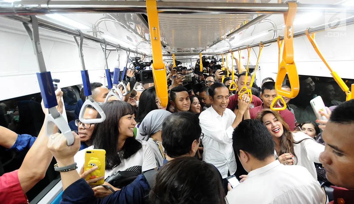 Calon Presiden nomor urut 01, Joko Widodo atau Jokowi menaiki moda transportasi MRT usai mengunjungi Grand Indonesia, Jakarta, Sabtu (20/4). Jokowi pulang ke kediamannya di Bogor usai makan siang bersama Ketua TKN Erick Thohir, Wishnutama dan rombongan. (Liputan6.com/Herman Zakharia)