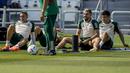 <p>Pemain Meksiko, Rogelio Funes Mori, Hector Herrera dan Cesar Montes melakukan peregangan saat sesi latihan tim di Jor, Qatar, Selasa, 29 November 2022. Saat ini, baik Arab Saudi maupun Meksiko masih memiliki peluang untuk lolos ke babak 16 besar. Kedua tim harus saling mengalahkan untuk mengamankan laju mereka di Piala Dunia 2022. (AP Photo/Moises Castillo)</p>