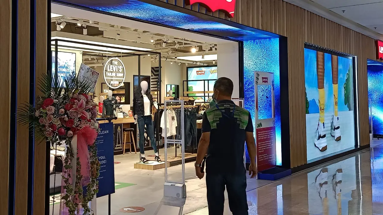 Jalan-Jalan ke Toko Baru Levi's, Ada Jasa Tailor hingga Stop Kontak di Area Tunggu Kamar Pas