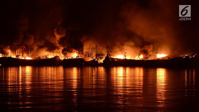 Belasan Kapal Nelayan Terbakar Dilahap Si Jago Merah