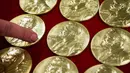 <p>Medali hadiah Nobel ditunjukkan pada akhir produksi di Eskilstuna, Swedia, 29 Oktober 2019. Upacara penghargaan hadiah Nobel berlangsung setiap tanggal 10 Desember. (Jonathan NACKSTRAND/AFP)</p>