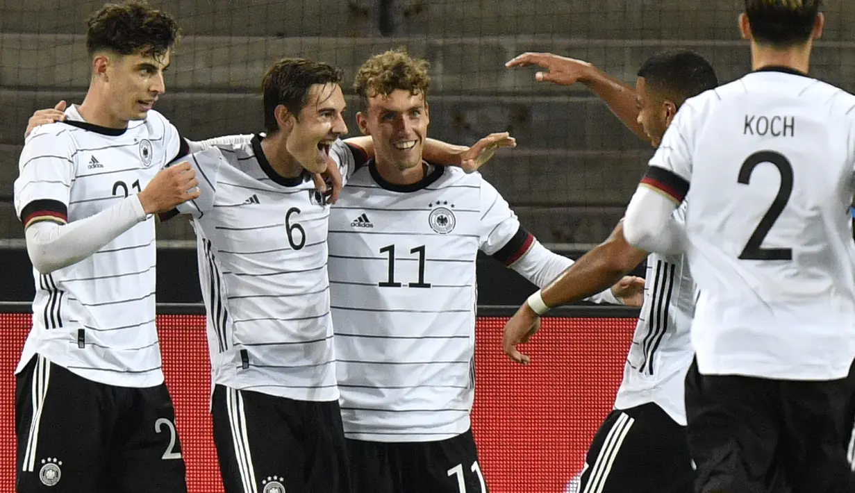 Gelandang Jerman, Florian Neuhaus (kedua kiri) berselebrasi dengan rekan-rekannya usai mencetak gol ke gawang Turki pada pertandingan persahabatan di Stadion RheinEnergie, Cologne, Kamis  (8/10/2020). Jerman bermain imbang 3-3 atas Turki. (AP Photo/Martin Meissner)